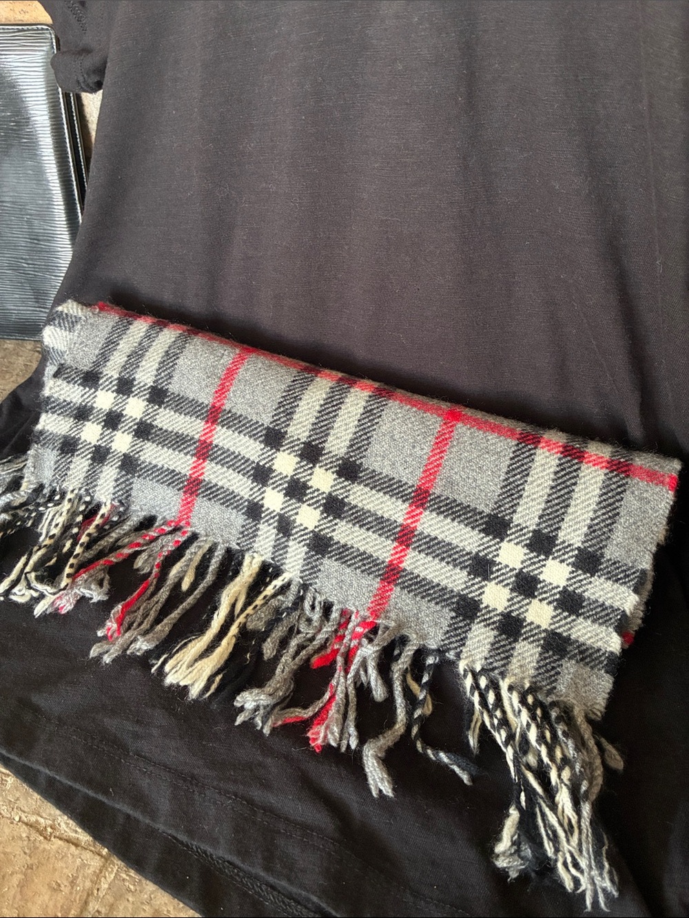 🖤 Burberry Gray and Red Plaid Scarf EUC Unisex - Picture 6 of 17